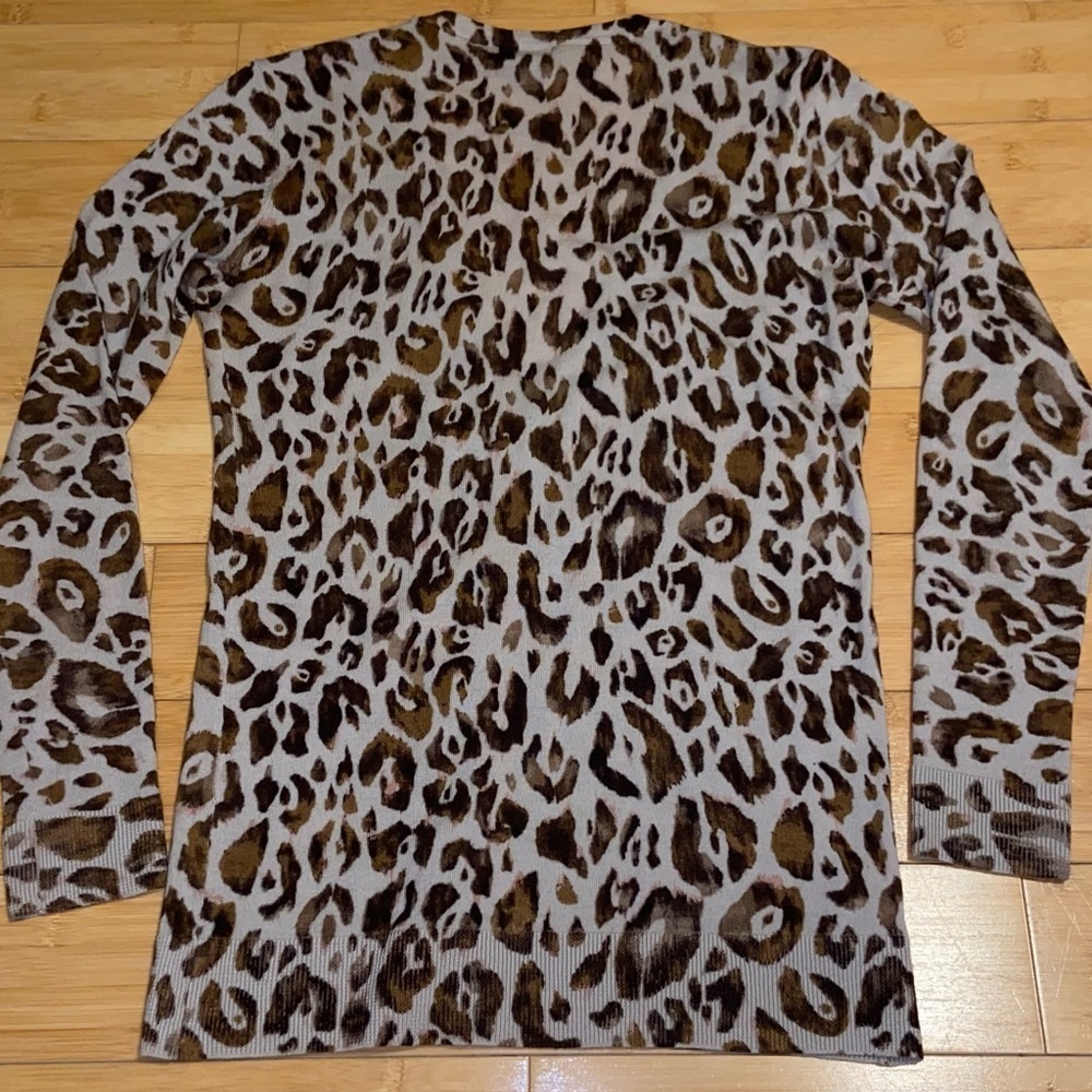 Ann Taylor Leopard Print Cardigan XS 100% Merino Wool Button Front Lightweight - Picture 5 of 8